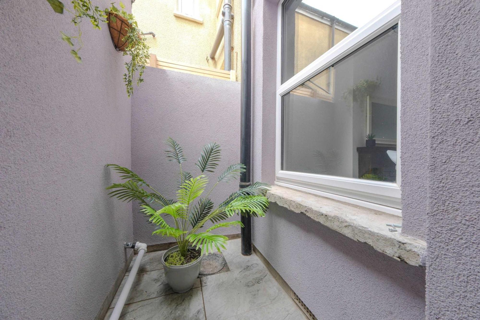 Five Bedroom House In Douglas Road Bristol