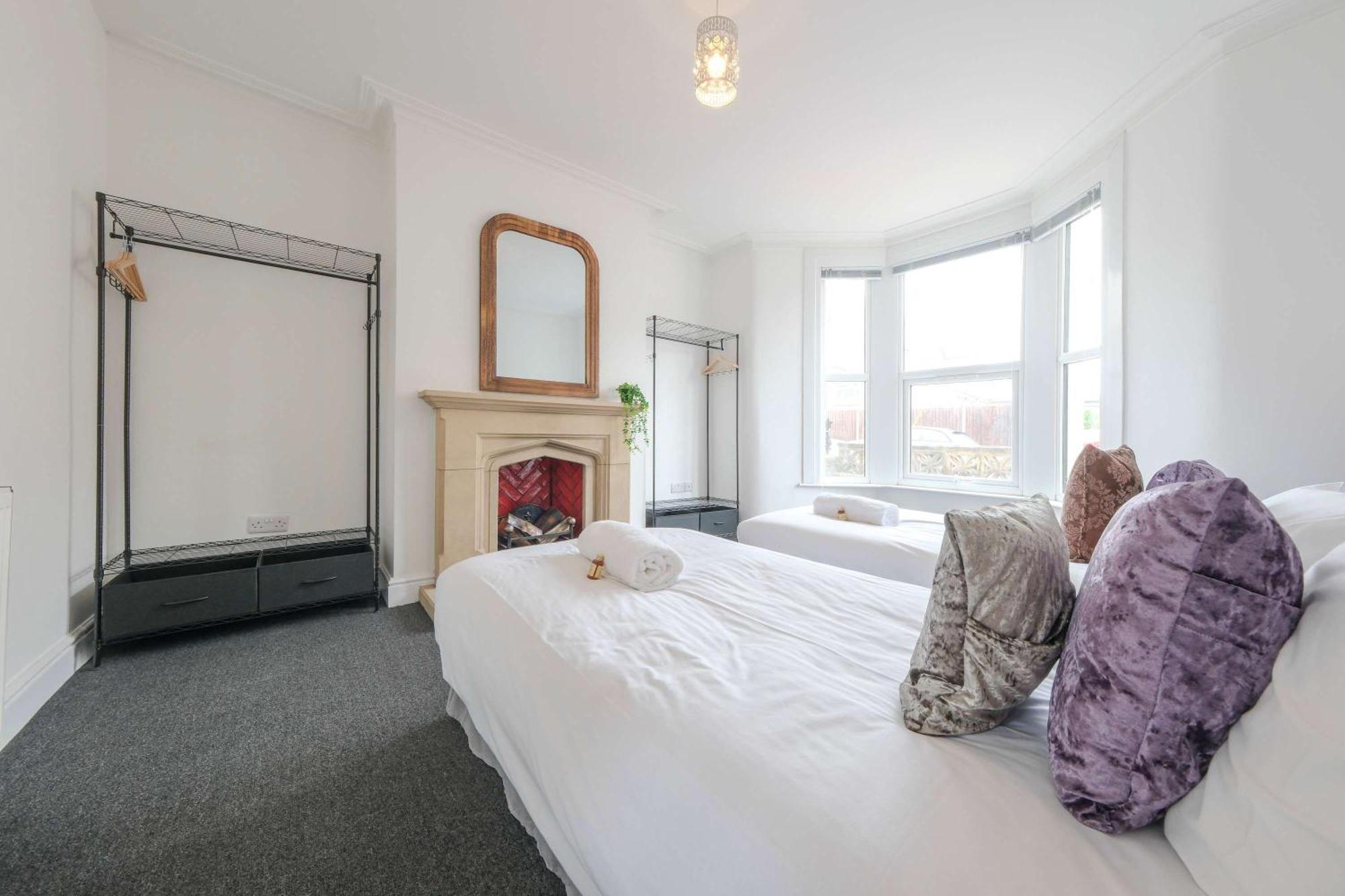Five Bedroom House In Douglas Road Holiday home